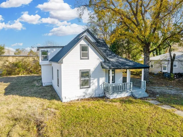 $109,500 | 1424 East 1st Avenue, Winfield, KS 67156