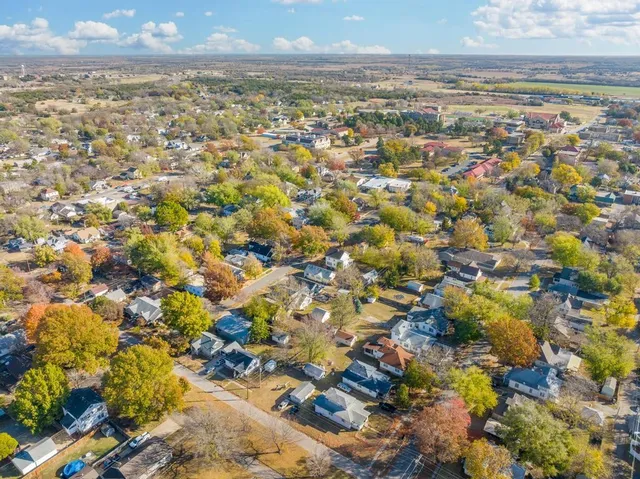 $109,500 | 1424 East 1st Avenue, Winfield, KS 67156