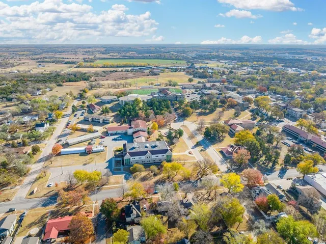 $109,500 | 1424 East 1st Avenue, Winfield, KS 67156