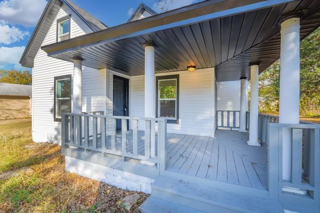 $109,500 | 1424 East 1st Avenue, Winfield, KS 67156