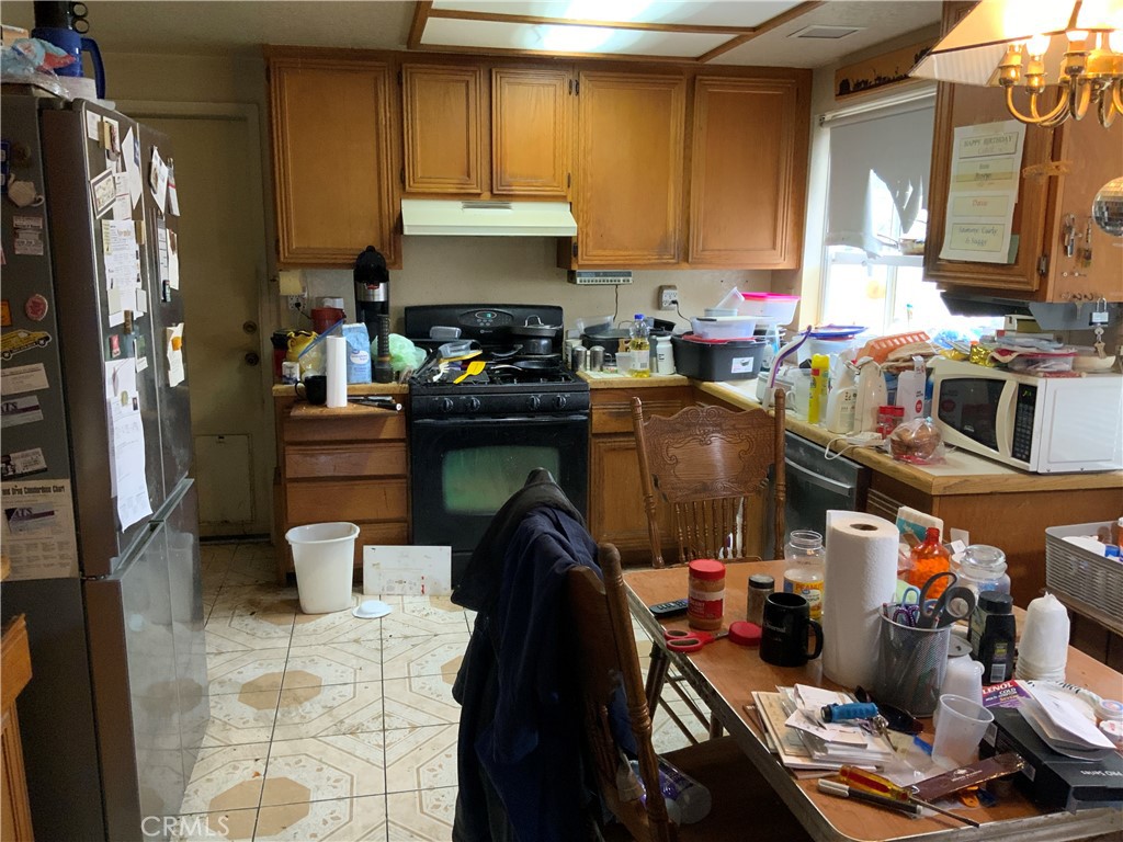 9383 Stone Canyon Road Corona, CA 92883 - Photo 5 of 11 Kitchen