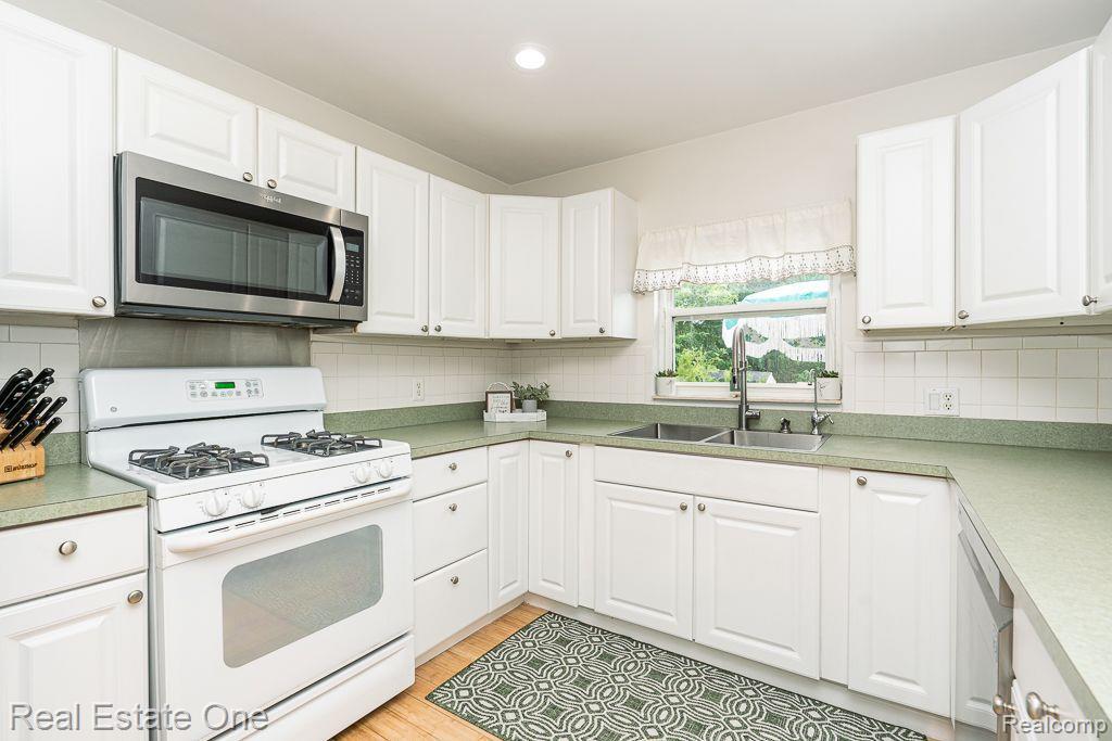370 South Rochester Road Rochester, MI 48307 - Photo 20 of 37 Large Kitchen - lots of counters and cabinets.