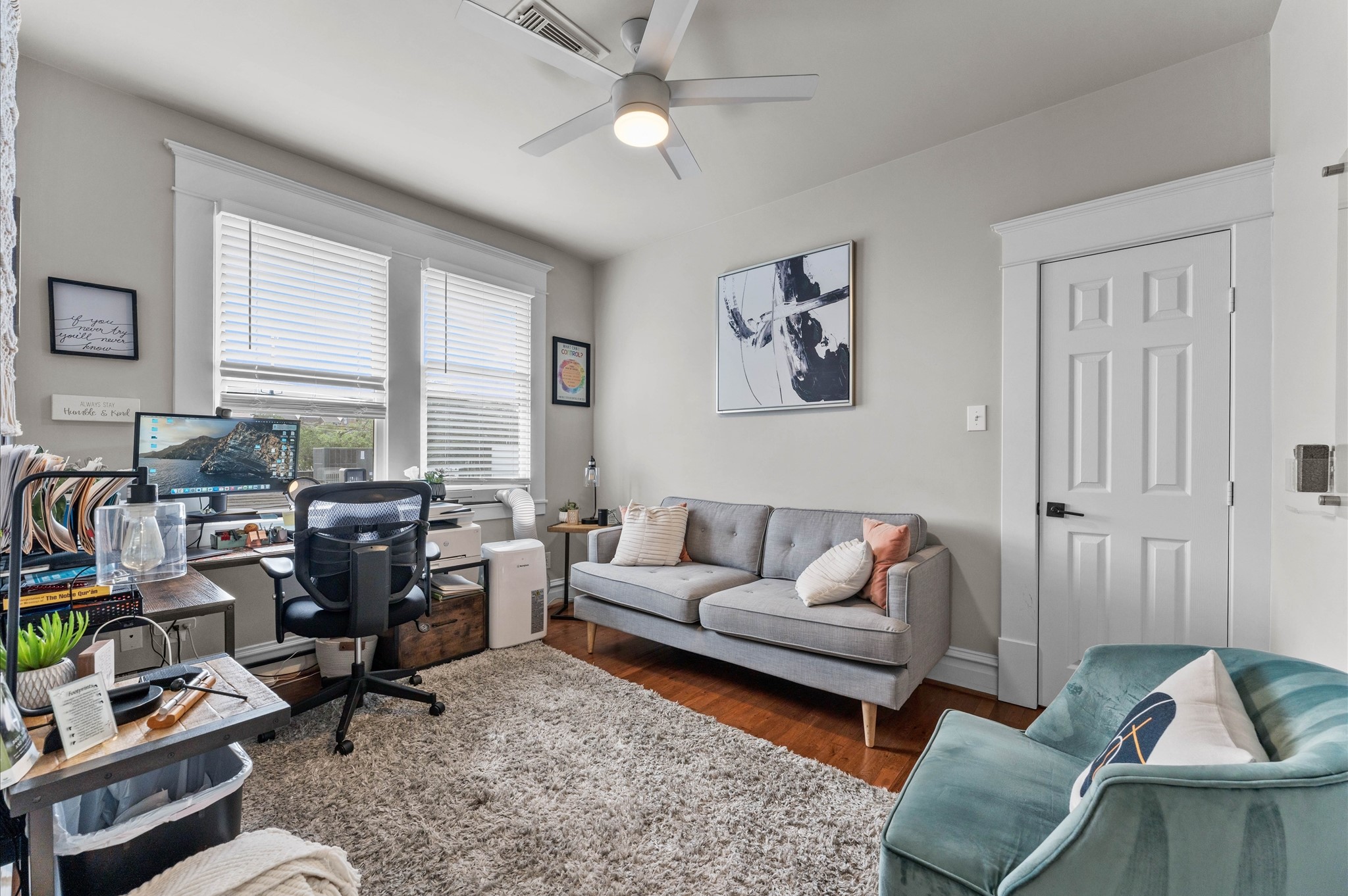945 Harvard Street Houston, TX 77008 - Photo 35 of 47 a living room with furniture and a window