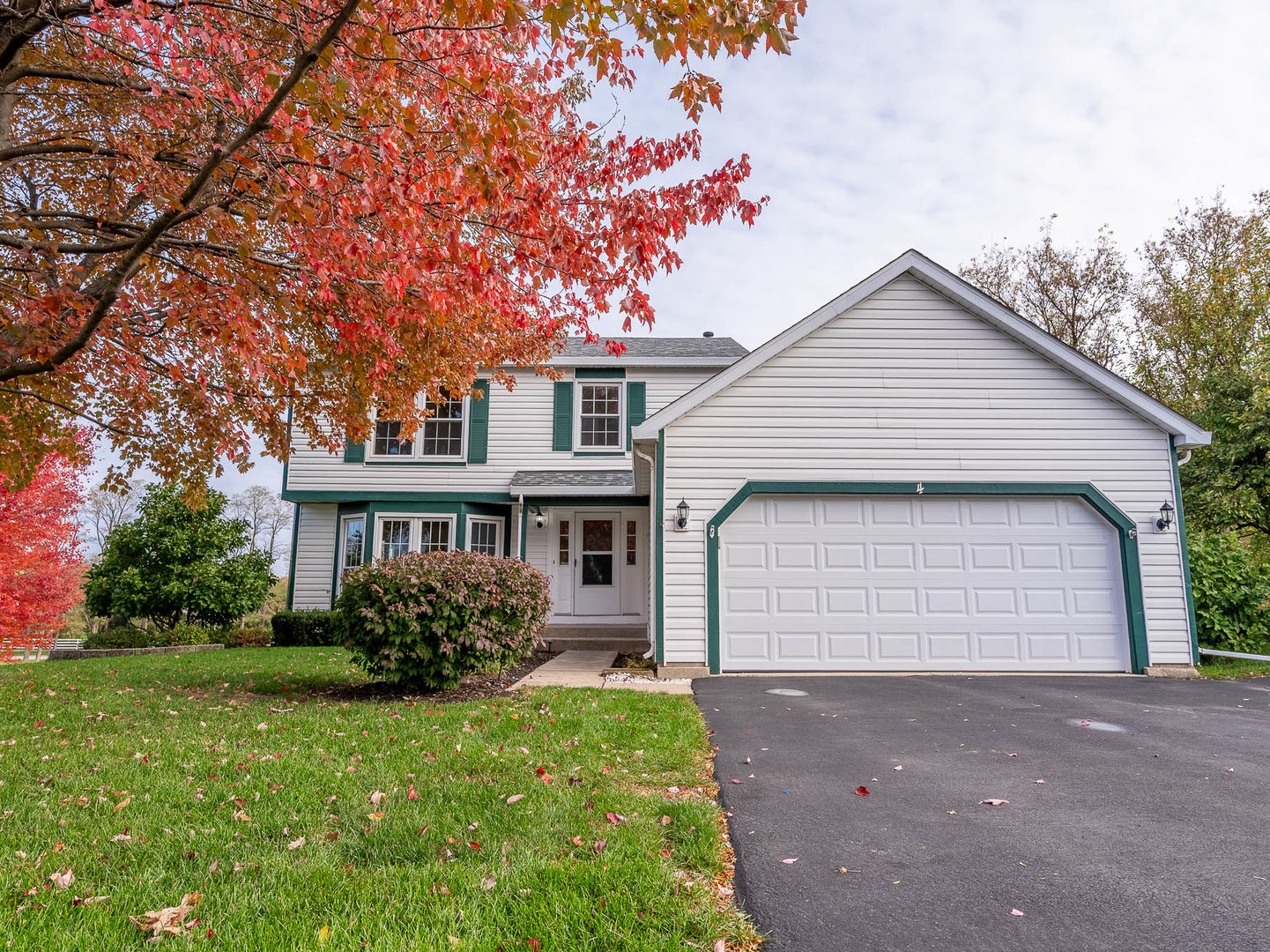 4 Candlewood Court Cary, IL 60013 - Photo 1 of 21 a front view of house with yard and green space