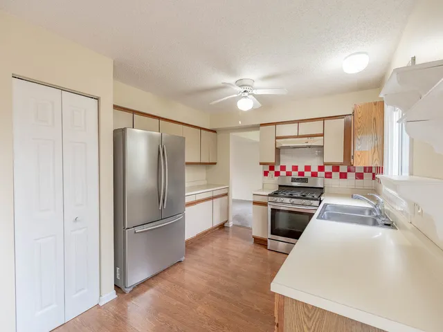 $369,900 | 4 Candlewood Court, Cary, IL 60013