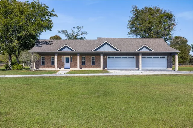 a black and white photo of a table