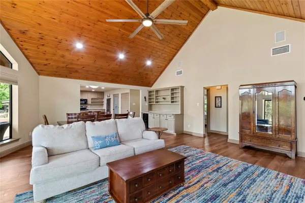 $999,000 | 122 Lake Terrace Drive, Mabank, TX 75156