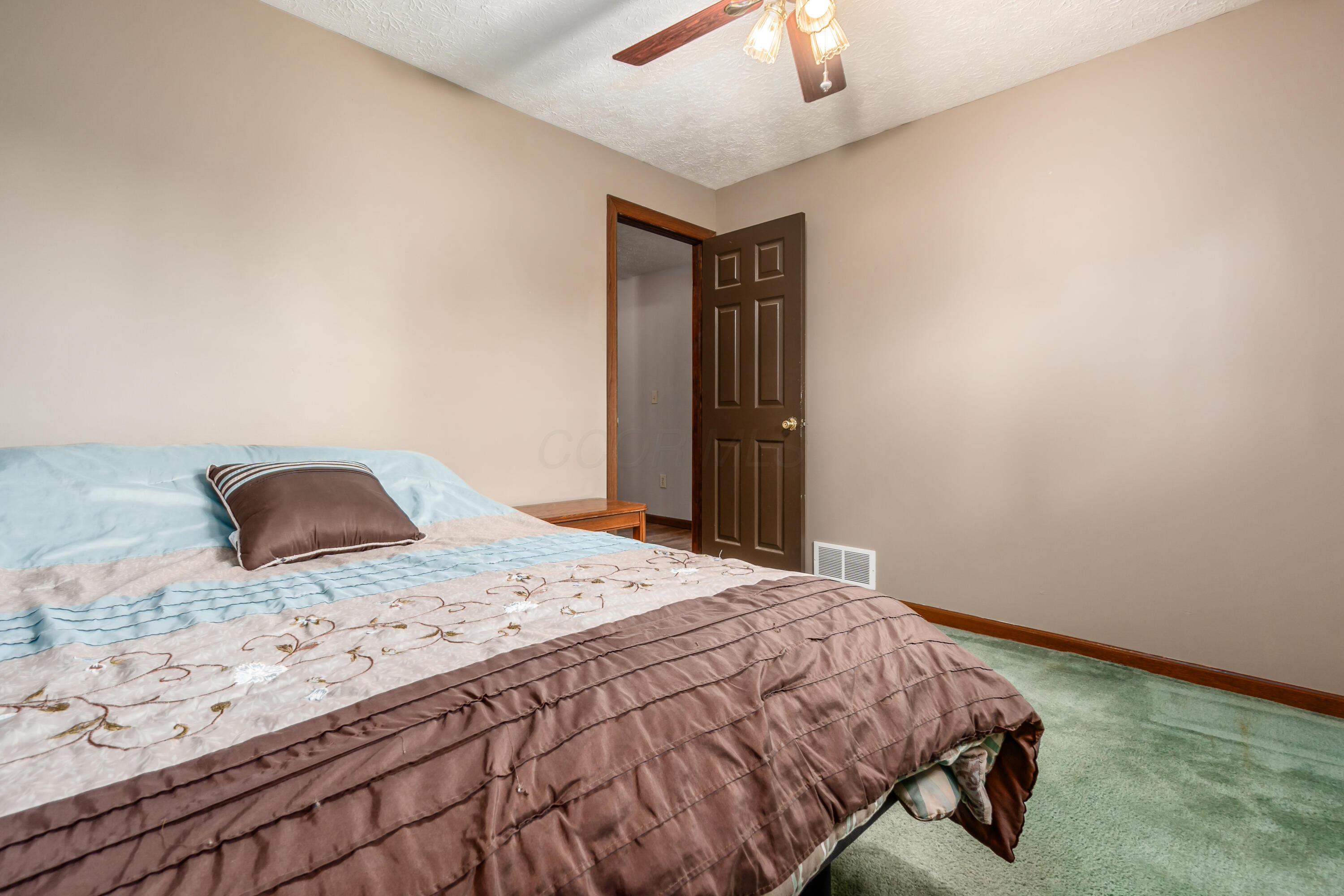 5795 Royalton Road Southwest Lancaster, OH 43130 - Photo 23 of 49 Bedroom 2