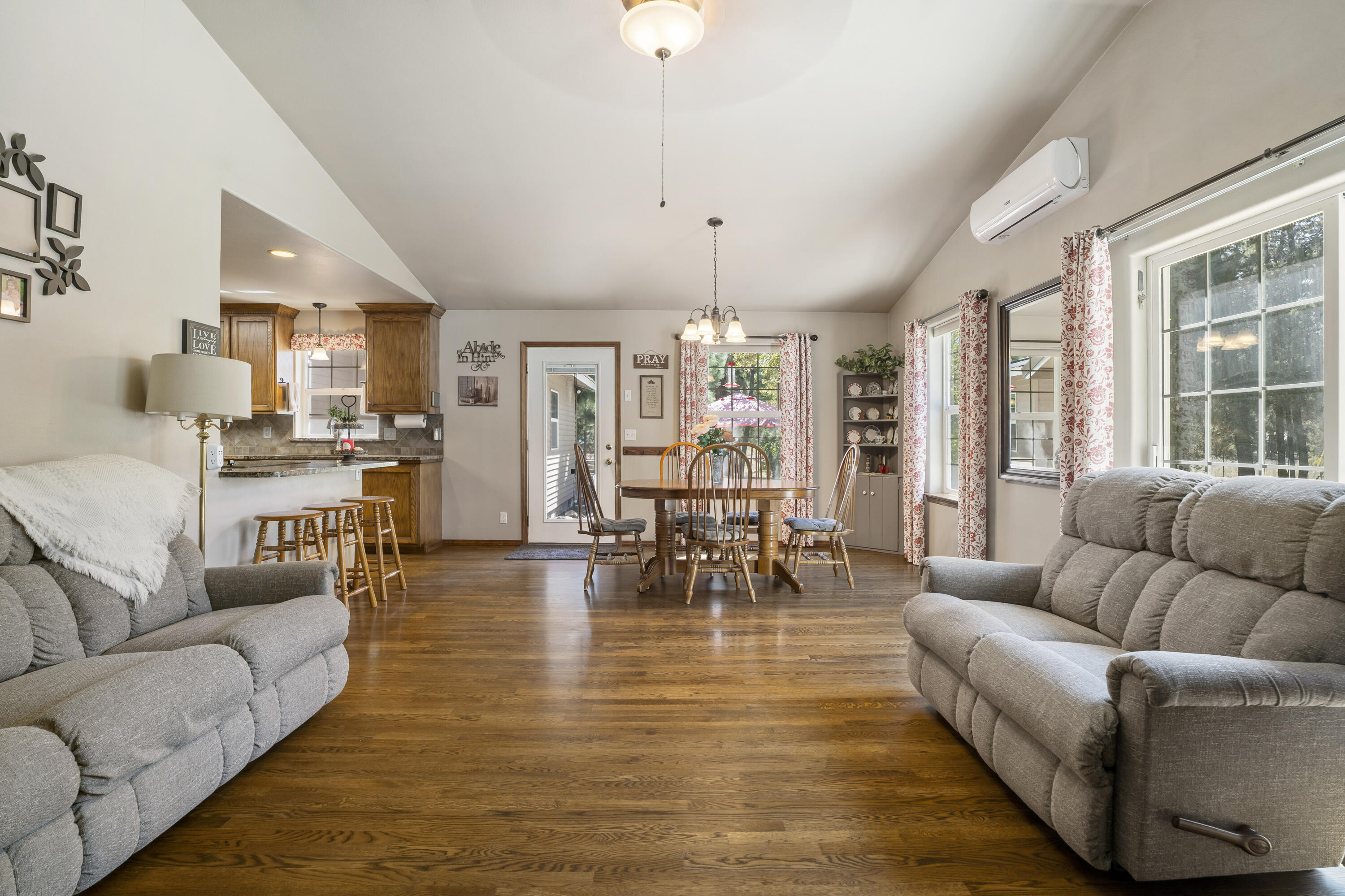 51445 Ash Road La Pine, OR 97739 - Photo 29 of 50 25-Living Room