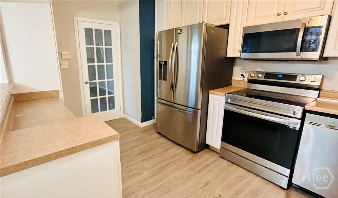 302 Burlington Road Savannah, GA 31410 - Photo 9 of 30 Fully equipped kitchen offering 2 year old stainless appliances