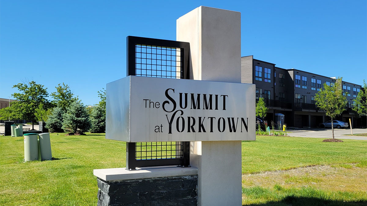 380 Summit Circle Lombard, IL 60148 - Photo 2 of 49 a view of a house with a yard