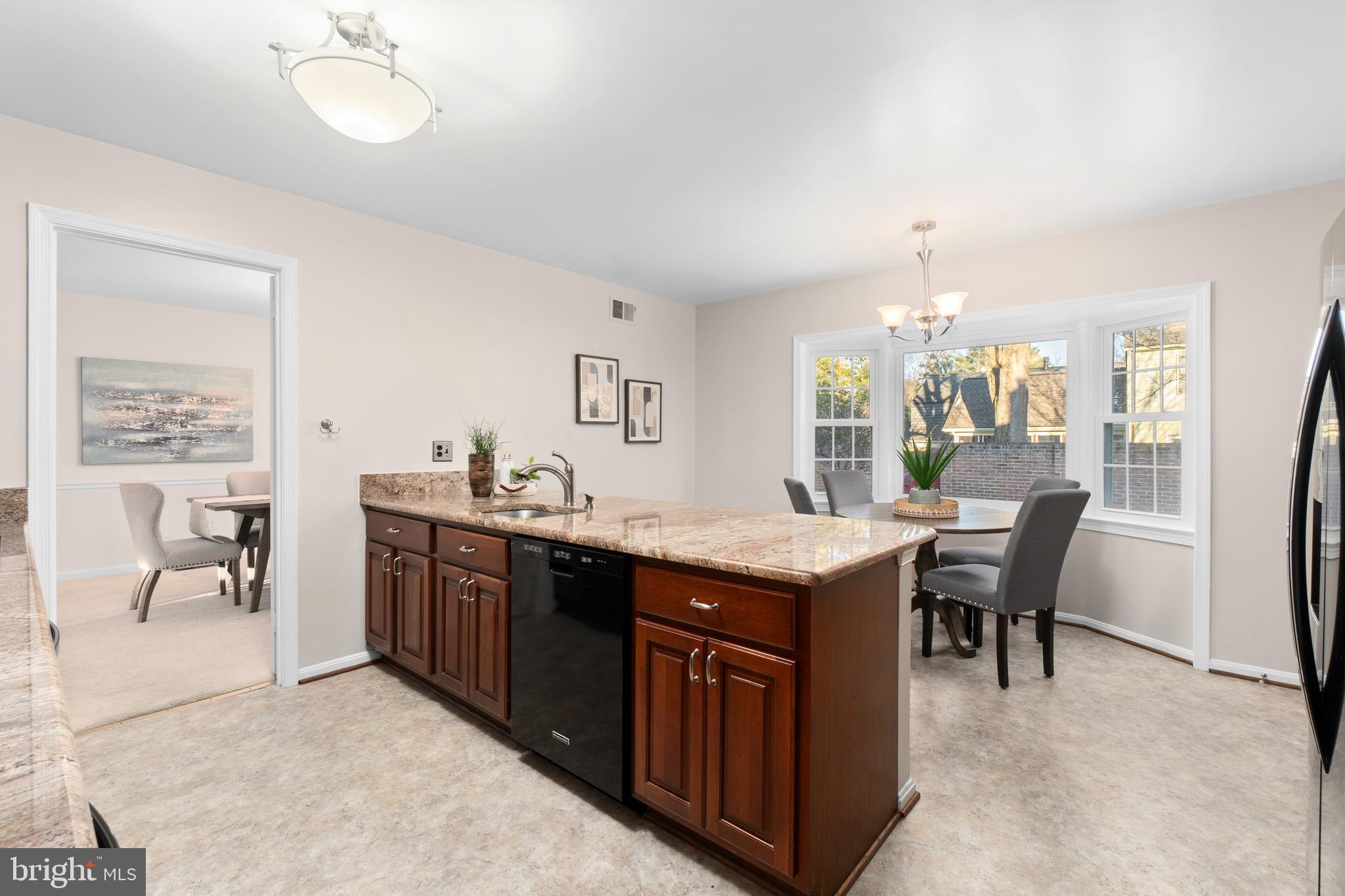 10283 Gainsborough Road Potomac, MD 20854 - Photo 7 of 33 Gallery Image 7
