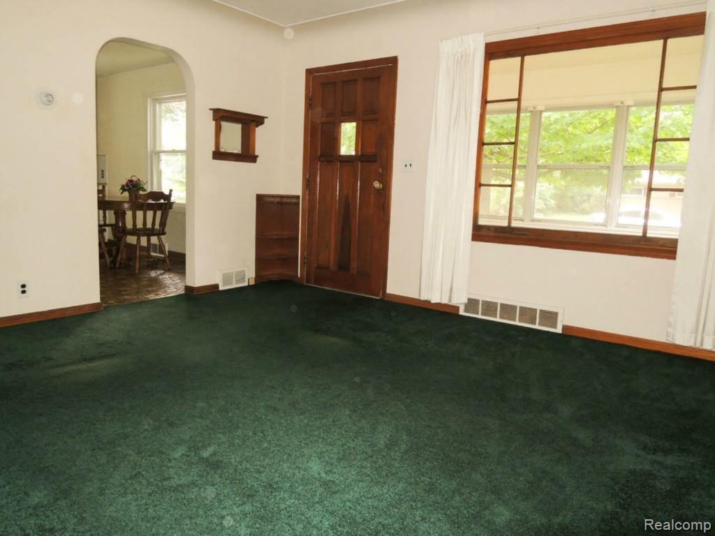 4296 Marcus Road Waterford, MI 48329 - Photo 18 of 42 Livingroom1.jpg