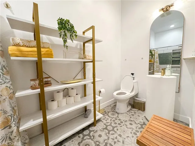 a bathroom with a toilet and a shower