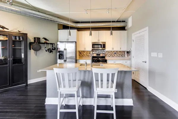 $460,000 | 4846 North Clark Street, Unit 510, Chicago, IL 60640