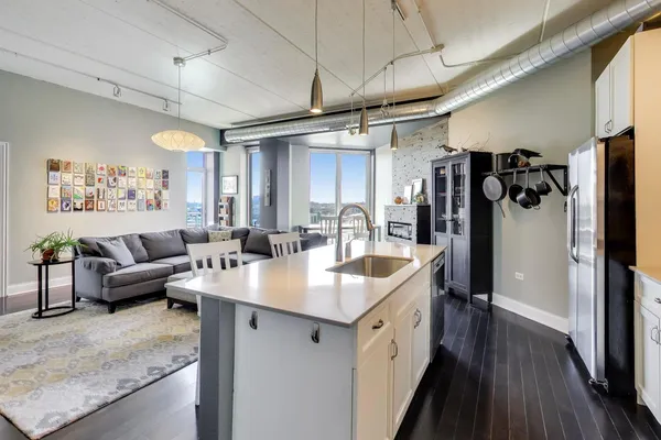 $460,000 | 4846 North Clark Street, Unit 510, Chicago, IL 60640