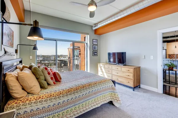 $460,000 | 4846 North Clark Street, Unit 510, Chicago, IL 60640