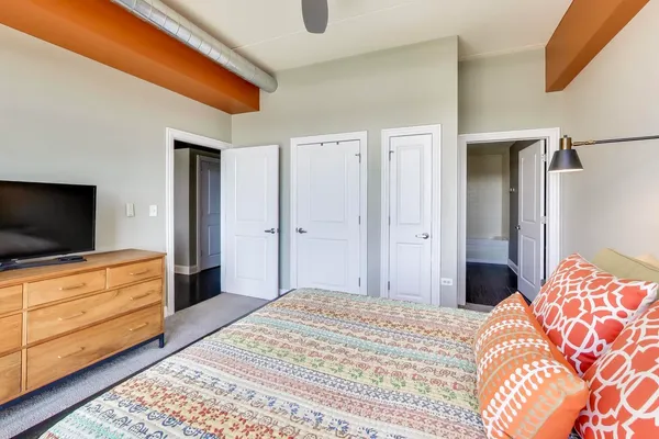$460,000 | 4846 North Clark Street, Unit 510, Chicago, IL 60640