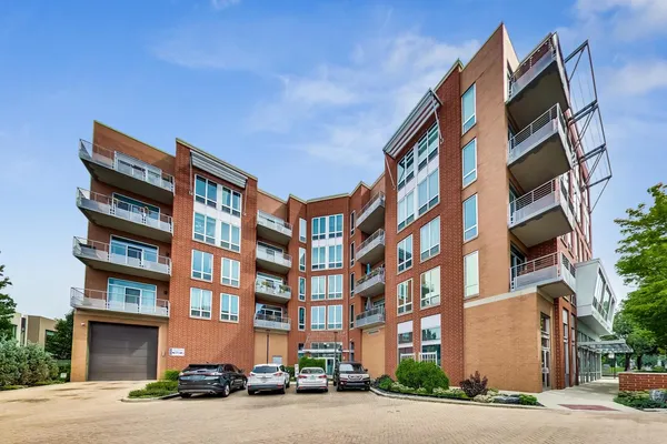 $460,000 | 4846 North Clark Street, Unit 510, Chicago, IL 60640