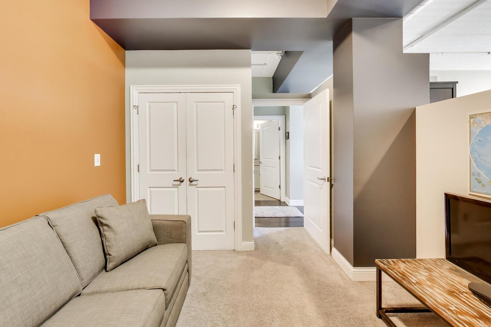4846 North Clark Street, Unit 510 Chicago, IL 60640 - Photo 22 of 32 a living room with furniture and a flat screen tv
