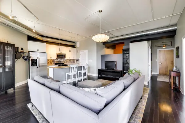 $460,000 | 4846 North Clark Street, Unit 510, Chicago, IL 60640