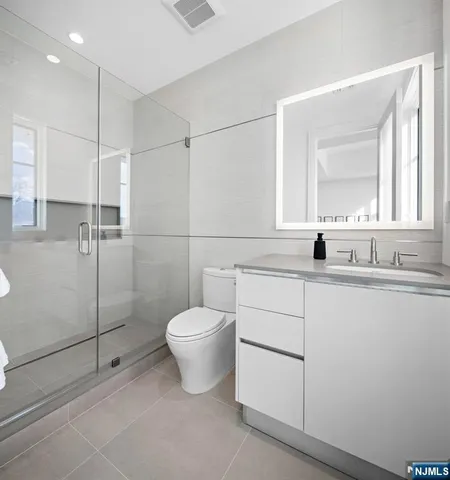 $3,325,000 | 6 Stone Brg Court, Demarest, NJ 07627