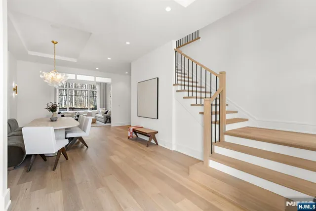 $3,325,000 | 6 Stone Brg Court, Demarest, NJ 07627