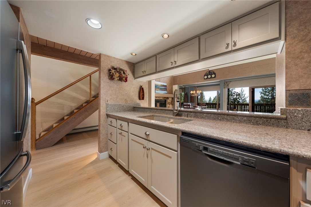 335 Ski Way, Unit 329 Incline Village, NV 89451 - Photo 10 of 39 Kitchen