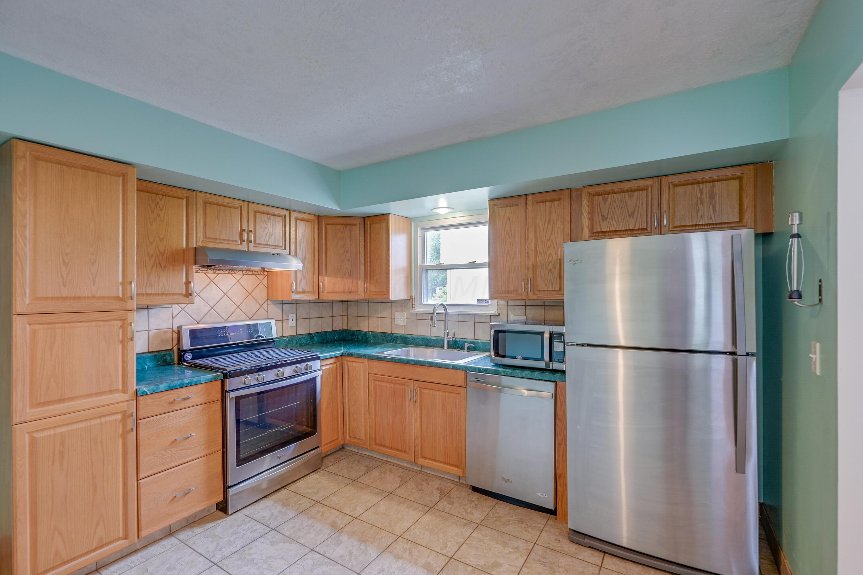 5383 Pine Bluff Road Columbus, OH 43229 - Photo 12 of 32 Kitchen - all appliances to remain