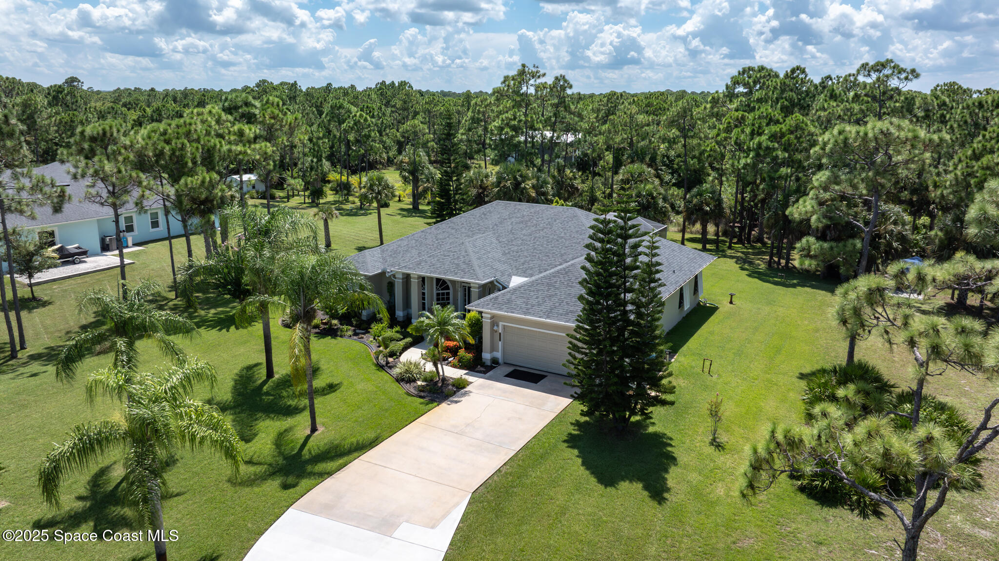 a view of house with garden