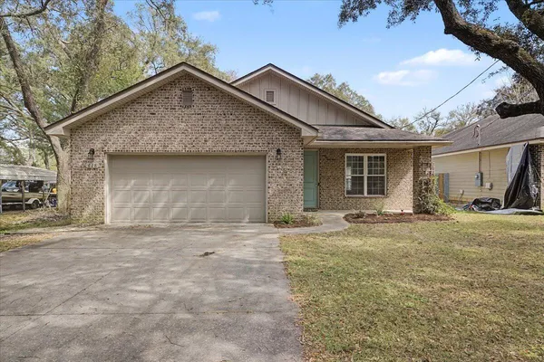 $405,000 | 628 Hickory Avenue, Niceville, FL 32578