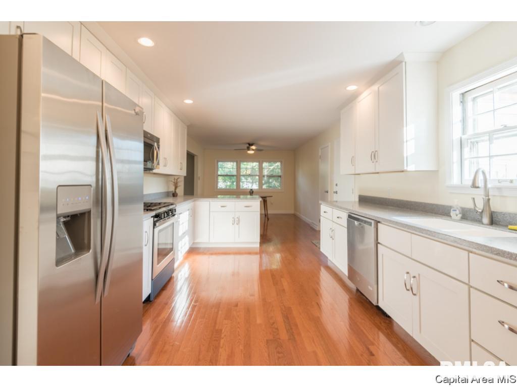 2121 Cardinal Drive Springfield, IL 62704 - Photo 3 of 36 Gallery Image 3