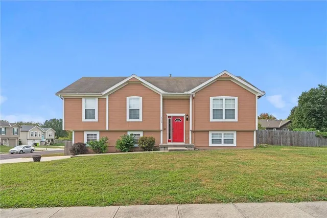 $327,500 | 1112 South Scott Avenue, Belton, MO 64012