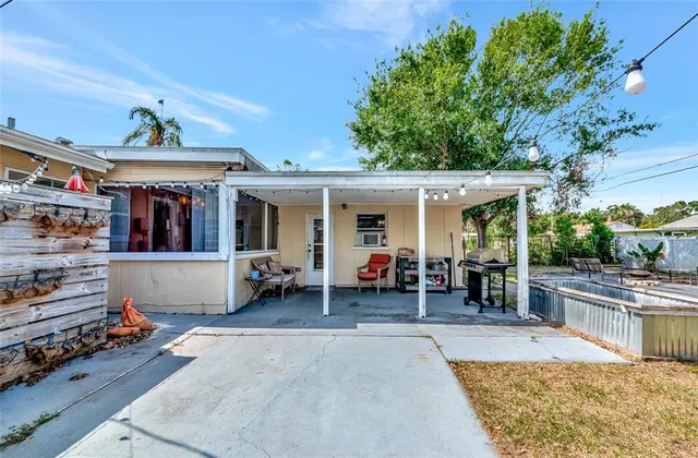 a view of a yard with plants