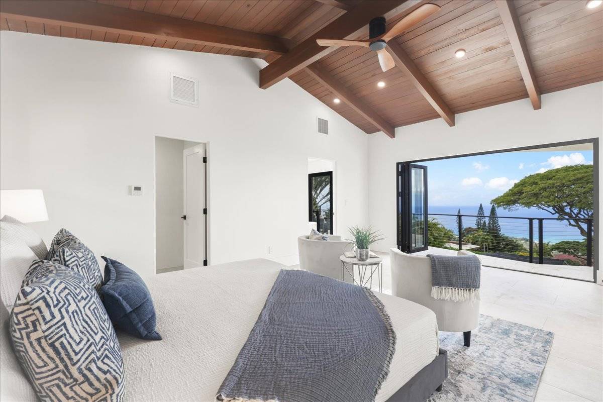 77-404 Pelenike Drive Kailua-Kona, HI 96740 - Photo 15 of 27 a bedroom with a bed a lamp and a large window