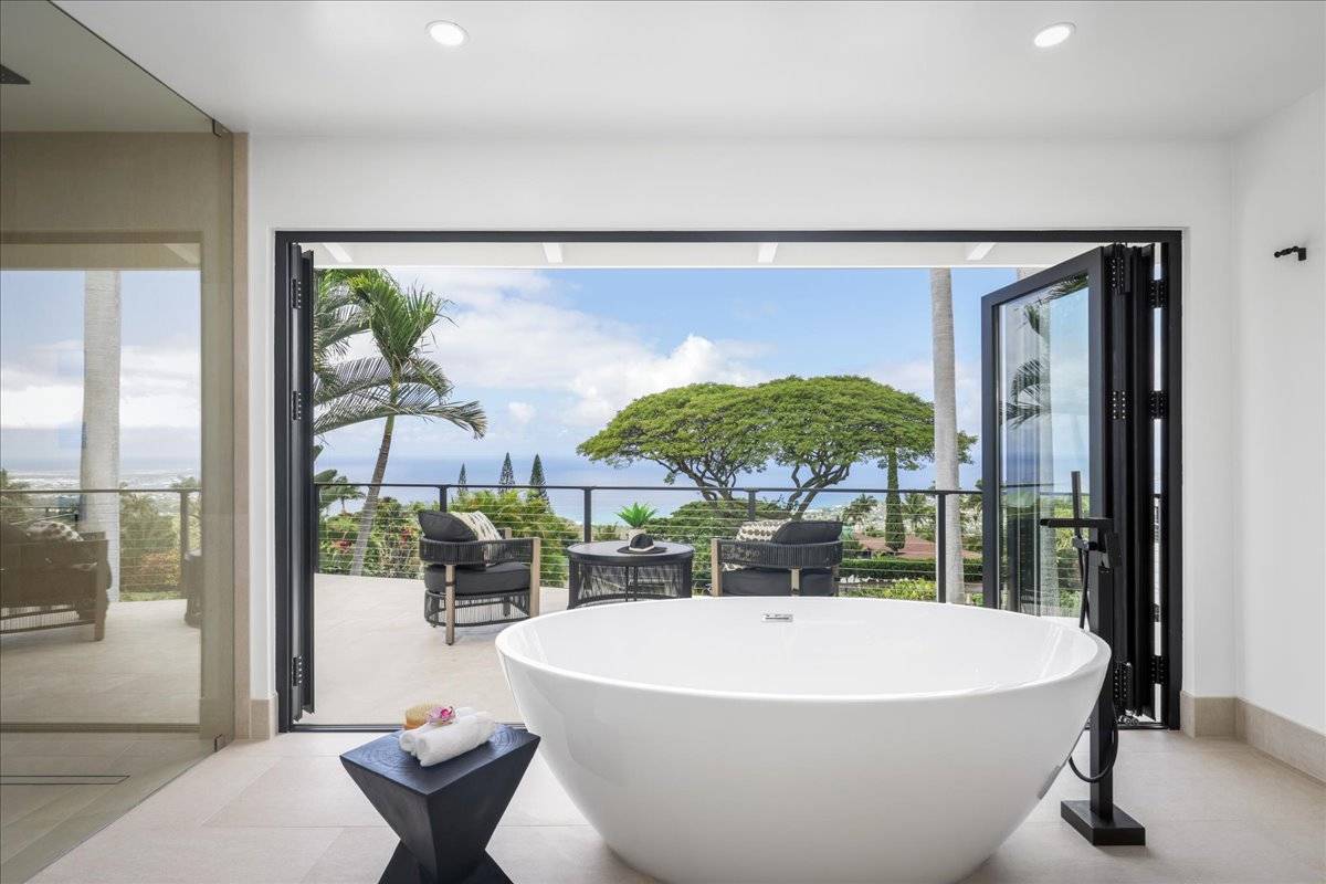 77-404 Pelenike Drive Kailua-Kona, HI 96740 - Photo 18 of 27 a white bath tub sitting next to a window