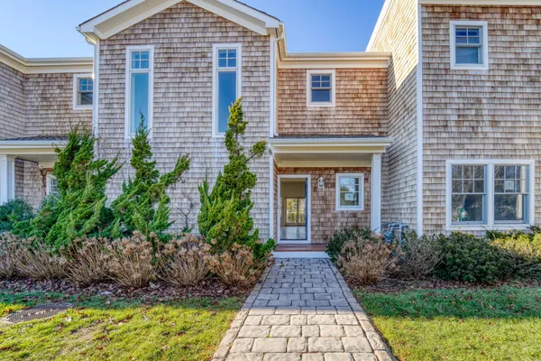 $649,000 | 68 Foster Avenue, Unit 3 3, Hampton Bays, NY 11946