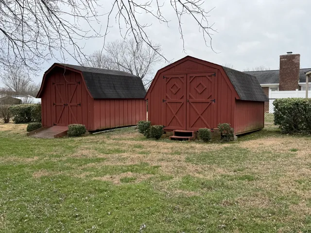 a view of a small house with a small yard
