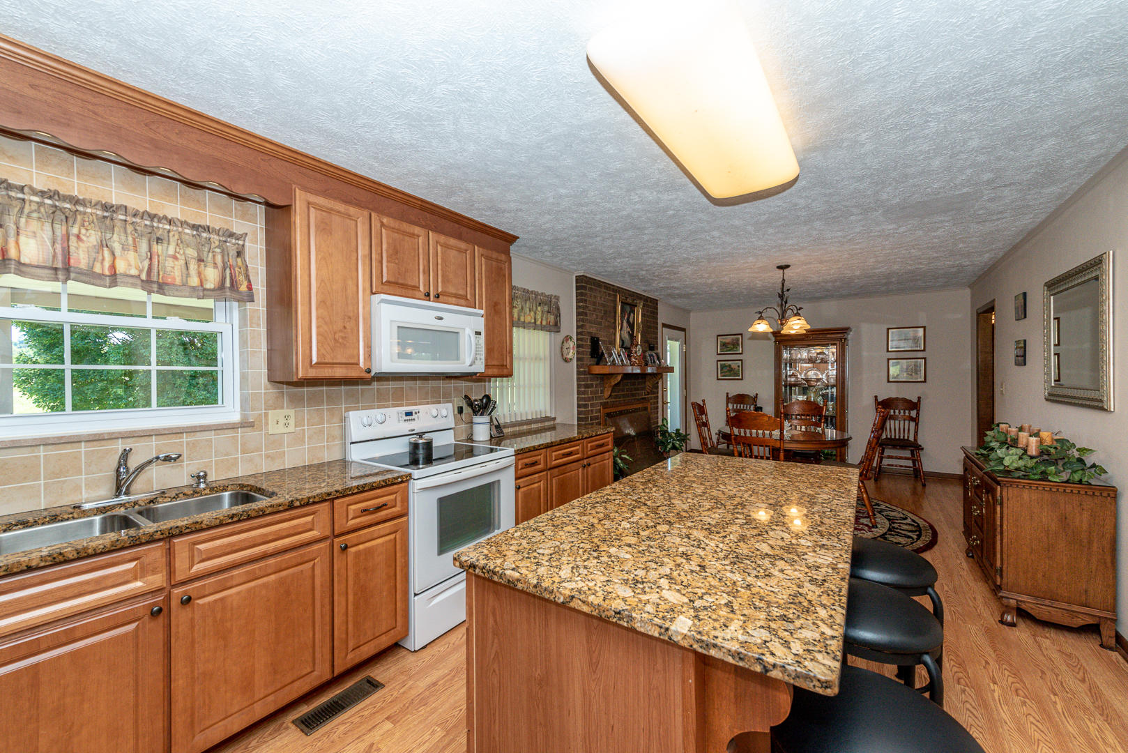 Kitchen and eat in