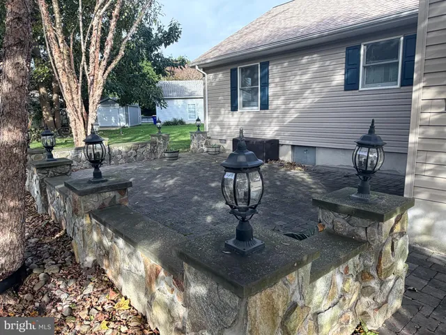a view of a house with backyard