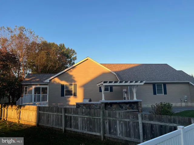 a view of house with a yard