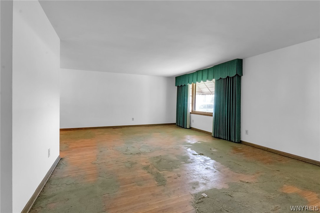 8130 Packard Road Niagara, NY 14304 - Photo 10 of 24 Living room