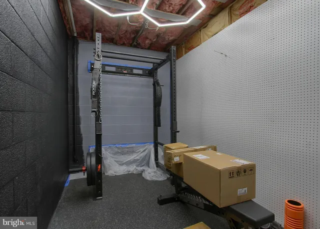 a view of sitting area with furniture