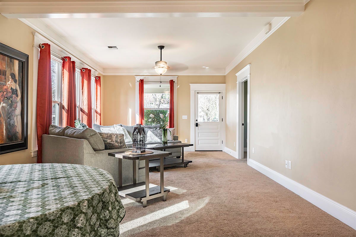 1016 Reddy Avenue Medford, OR 97504 - Photo 5 of 37 DSC06120-HDR
