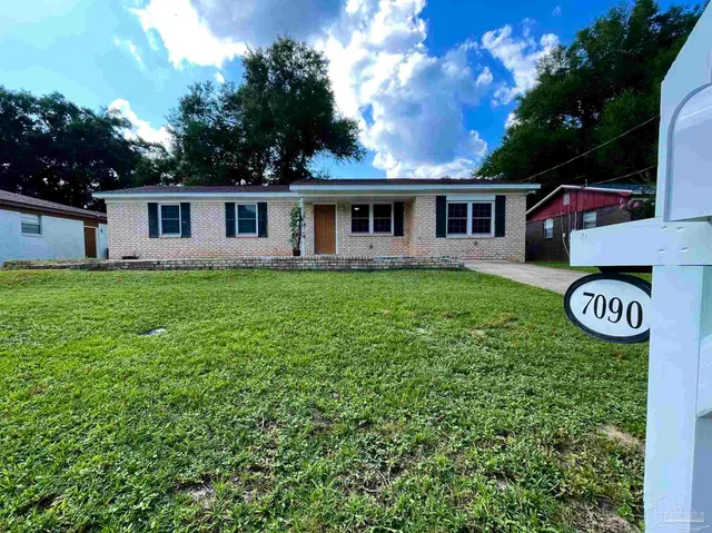 a view of a house with a yard