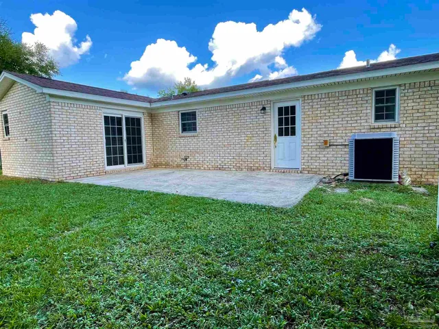 a view of a house with backyard and garden
