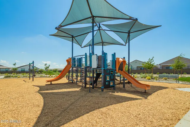 a view of back yard of the house