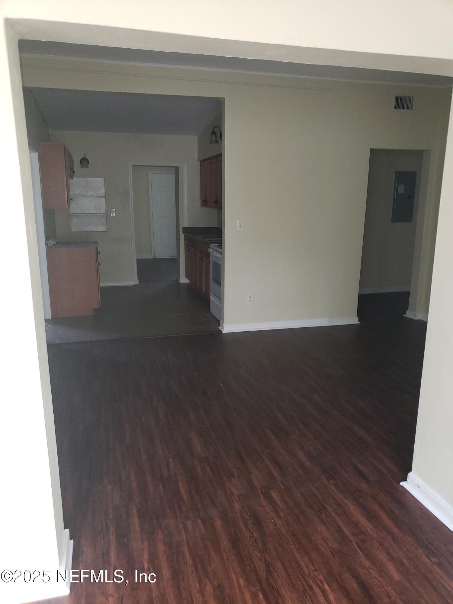 5811 Geranium Road Jacksonville, FL 32209 - Photo 7 of 29 Din room look into liv