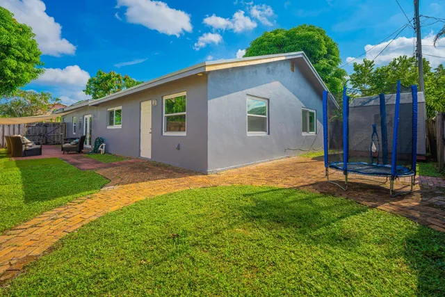 a view of a house with a yard