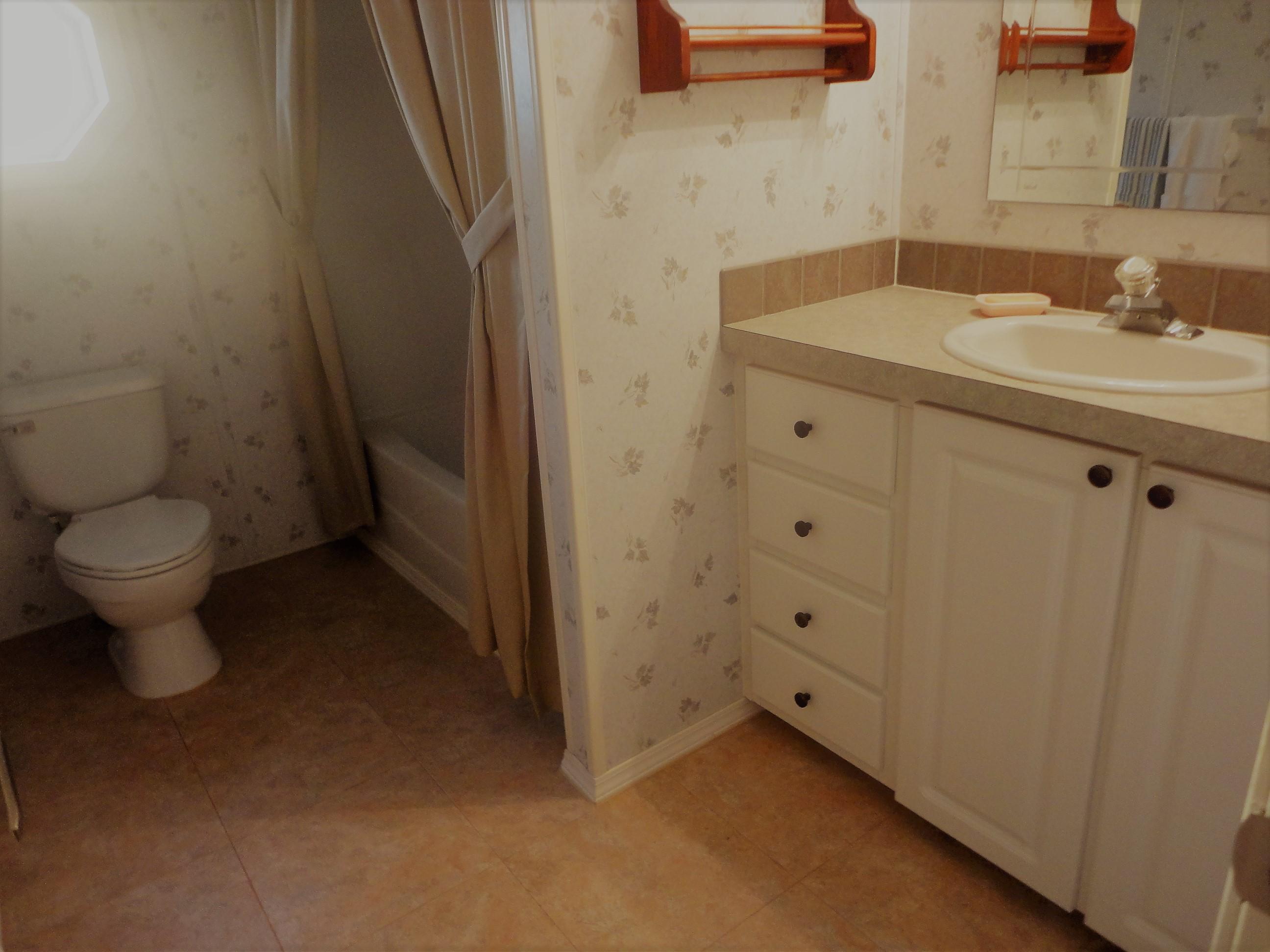 484 Thames Bluff Ridge, Unit 47 Fort Pierce, FL 34982 - Photo 27 of 28 Guest Bath
